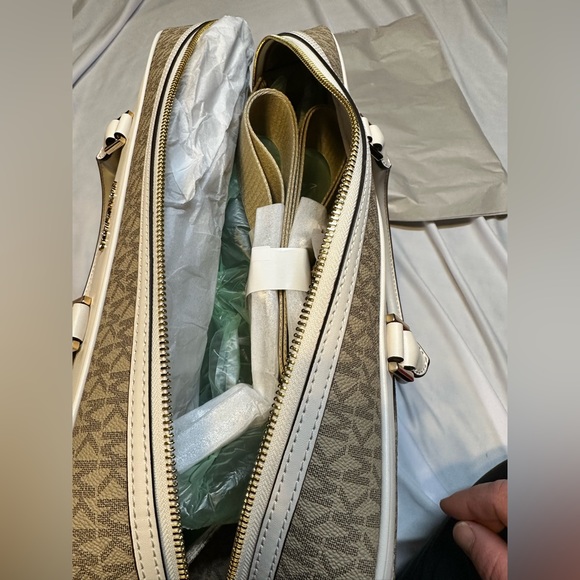 Michael Kors NWT large weekend travel bag. Beautiful Miami style bag so cute - Picture 3 of 16